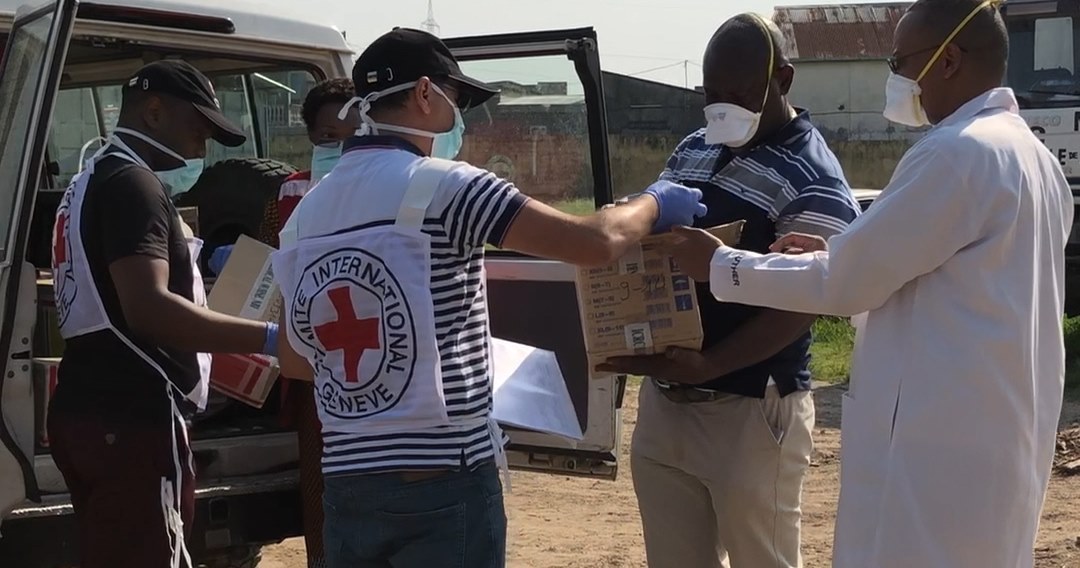 Distribution de gants, masques et thermoflash contre le Coronavirus à la plus grande prison de Kinshasa, en République démocratique du Congo.
