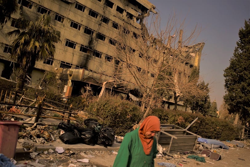Mossoul, hôpital Salma. Une infirmière se tient devant l'hôpital qui a été détruit.