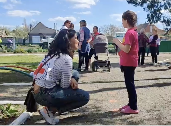 ICRC Psychologist Banu talking to a Ukrainian child who had to flee the war.