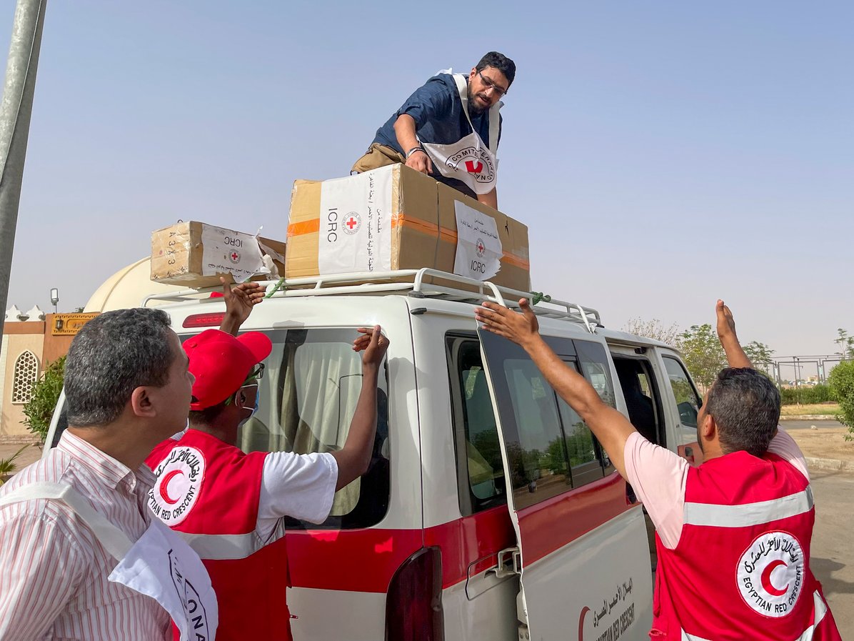 The ICRC donates electronic and logistic equipment to the Egyptian Red Crescent