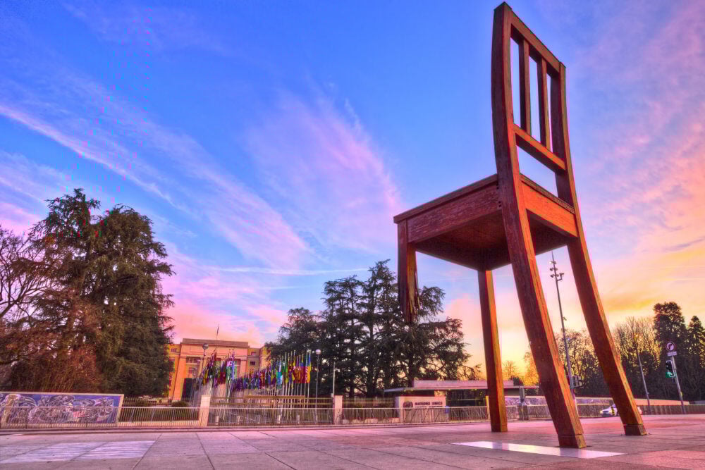 Broken Chair, the monumental wooden sculpture by Swiss artist Daniel Berset ymbolises oppositionto landmines and cluster bombs, and acts as a reminder to politicians and diplomats visiting Geneva