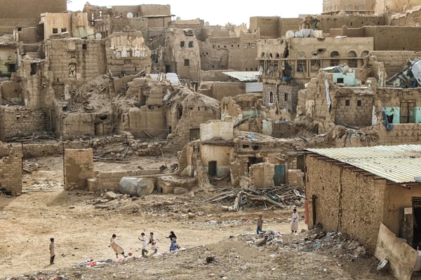 Saada. Un groupe d'enfants joue au football dans un décor de maisons en ruine. Ce gouvernorat au nord du pays a été le théâtre de plusieurs épisodes de violence depuis 2006, entraînant des destructions massives. Yémen. 2017. CC : ICRC / AL-MOAYYAD, KARRAR