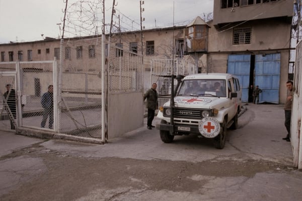 Tbilissi, colonie de Rustavi 2. Véhicule du CICR apportant des secours aux prisonniers. 2002
