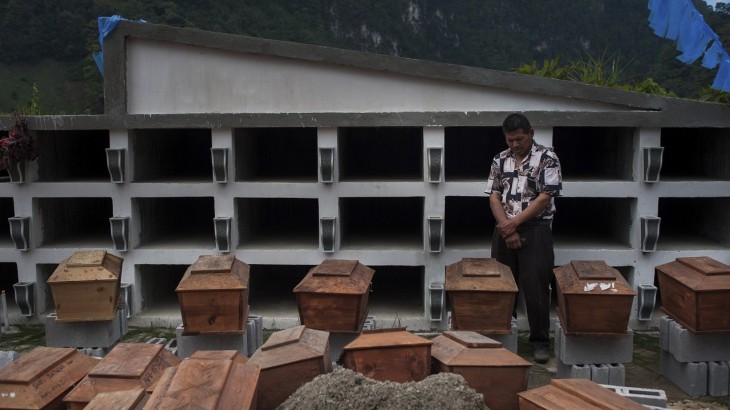 Le CICR aide les proches de personnes disparues à leur donner une sépulture décente. Quiquil, Guatemala, 2016.